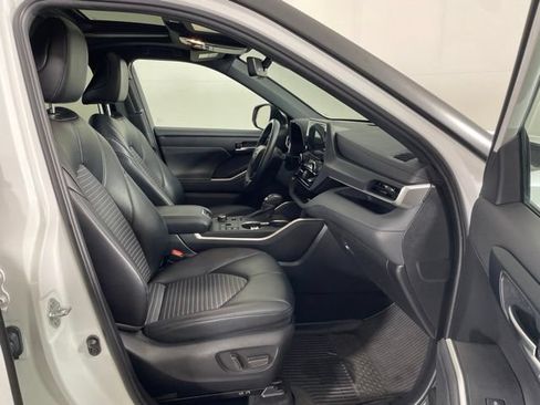 Used 2023 Toyota Highlander XSE AWD/4WD image 24