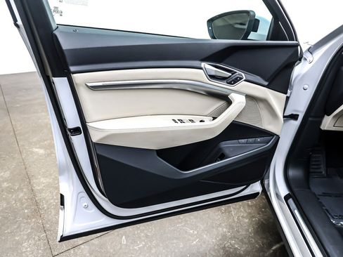 Used 2022 Audi e-tron Premium w/ Convenience Plus Package image 22