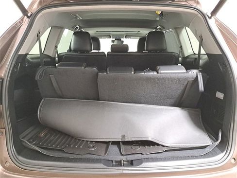 Used 2017 Toyota Highlander XLE w/ Carpet Mat Package image 10