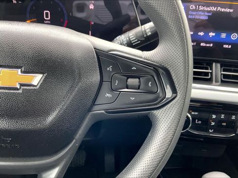 Used 2025 Chevrolet Trax LT FWD image 23