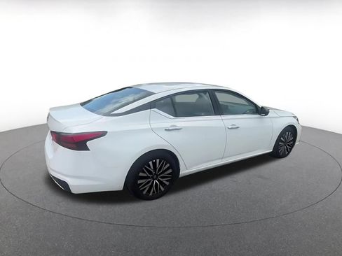 Used 2025 Nissan Altima 2.5 SV FWD image 14