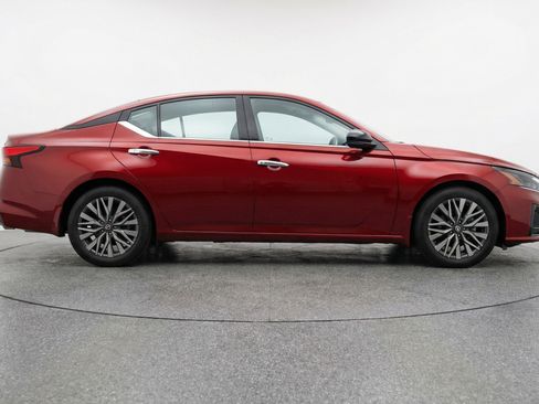 Used 2025 Nissan Altima 2.5 SV FWD image 11