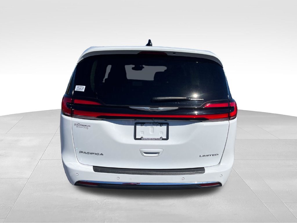 Used 2024 Chrysler Pacifica Limited FWD image 4