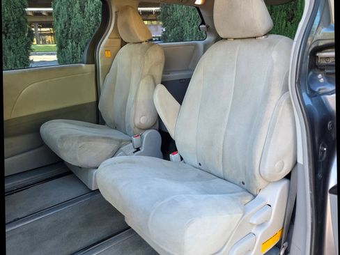 Used 2013 Toyota Sienna L w/ Towing Pkg FWD image 22