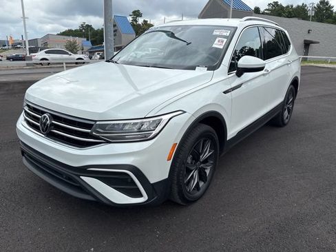 Used 2023 Volkswagen Tiguan SE FWD image 3