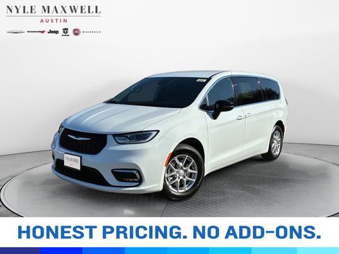 New 2026 Chrysler Pacifica Select FWD image 1