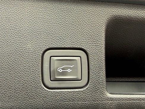 Used 2025 Chevrolet Equinox EV LT w/ Convenience Package image 18