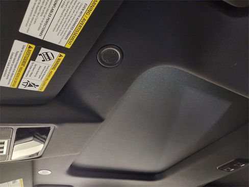 Used 2025 Land Rover Discovery S image 25