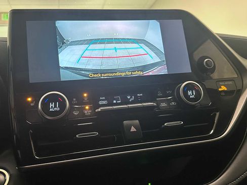Certified 2025 Toyota Highlander XLE image 13