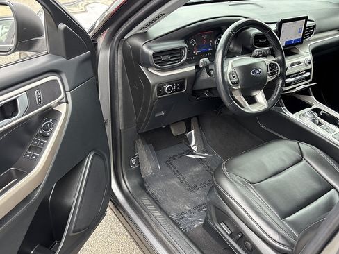 Used 2023 Ford Explorer XLT w/ Equipment Group 202A RWD image 8
