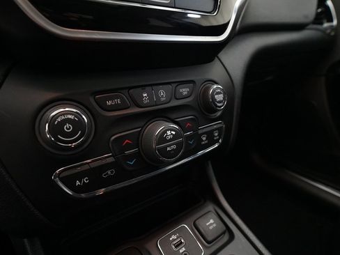 Used 2020 Jeep Cherokee Limited image 21