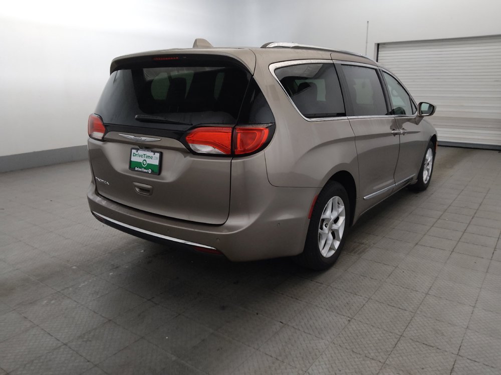 Used 2017 Chrysler Pacifica Touring-L Plus w/ Advanced Safetytec Group FWD image 9