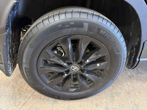 Used 2025 Toyota Corolla Cross LE w/ Moonroof Package image 13