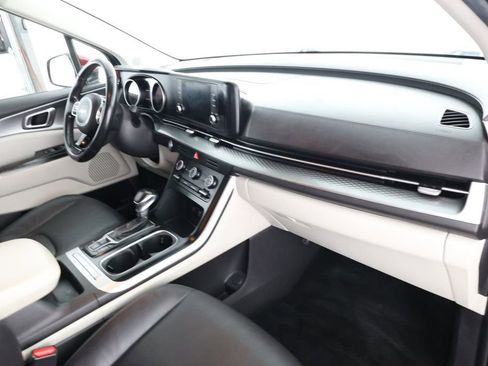 Used 2022 Kia Carnival LX image 26