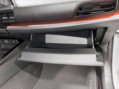 Used 2025 Toyota Prius Plug-In Hybrid image 17