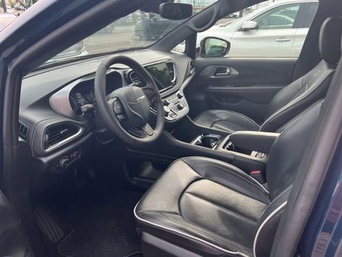 Used 2025 Chrysler Pacifica Limited FWD image 5