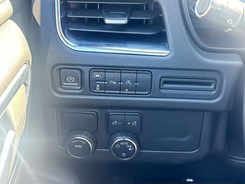 Used 2023 Chevrolet Suburban Premier image 37