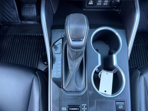 Used 2024 Toyota Highlander XLE image 30