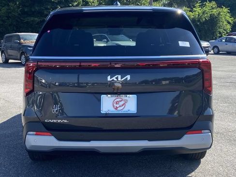 New 2025 Kia Carnival FWD image 3