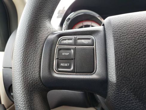 Used 2018 Dodge Grand Caravan SE w/ UConnect Hands-Free Group FWD image 18