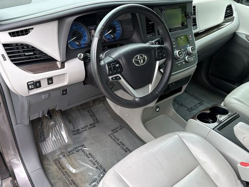 Used 2016 Toyota Sienna XLE FWD image 4