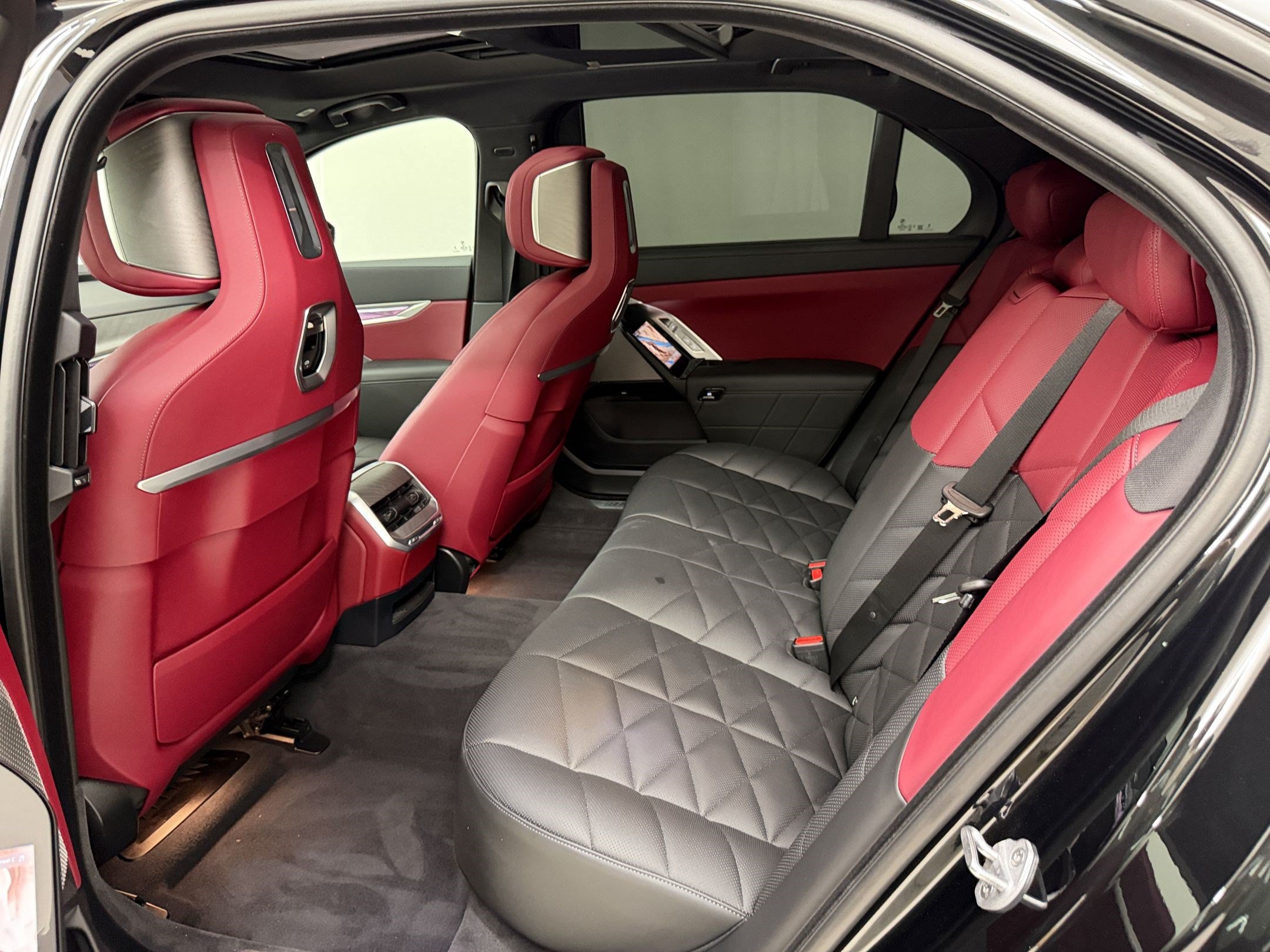Certified 2025 BMW 740i w/ Premium Package RWD image 23