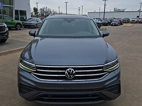 Used 2022 Volkswagen Tiguan SE image 2