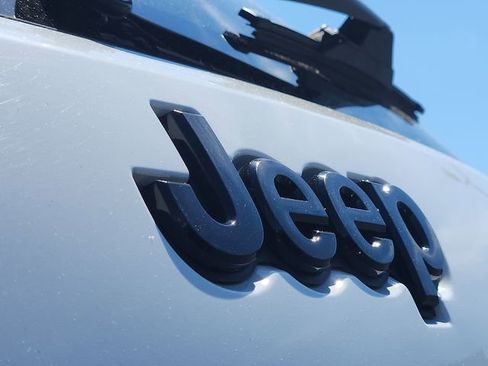 Used 2019 Jeep Grand Cherokee Altitude AWD/4WD image 29