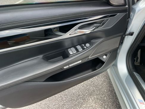 Used 2018 BMW 740i w/ M Sport Package RWD image 11
