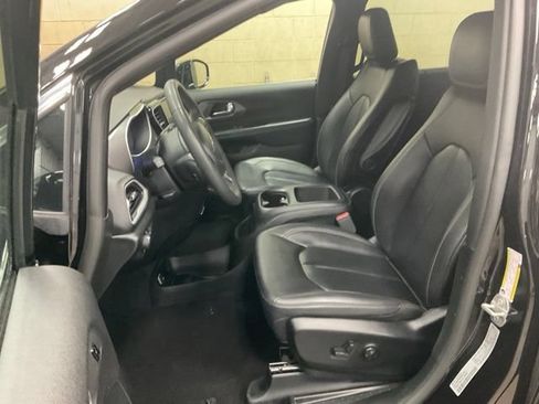 Used 2025 Chrysler Pacifica Select FWD image 8