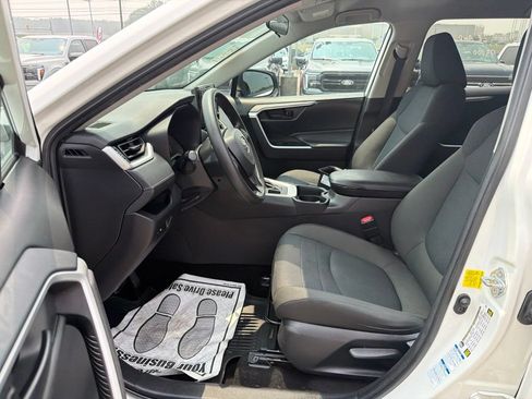Used 2021 Toyota RAV4 LE AWD/4WD image 11
