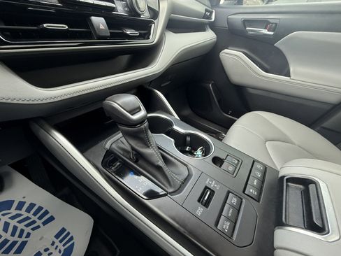 Used 2022 Toyota Highlander XLE image 22