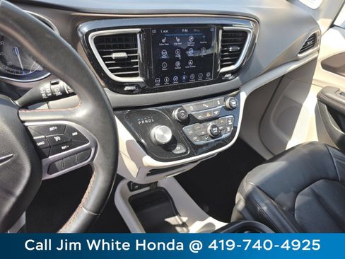 Used 2018 Chrysler Pacifica Touring-L w/ Premium Audio Group FWD image 27