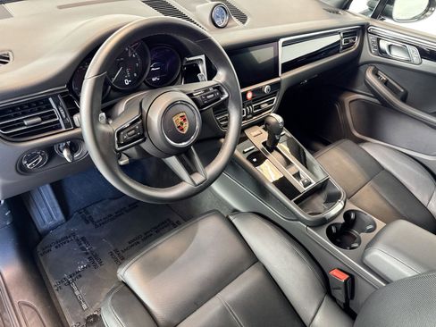 Certified 2025 Porsche Macan AWD/4WD image 4