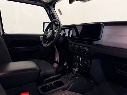 Used 2024 Jeep Wrangler Unlimited w/ Convenience Group AWD/4WD image 17