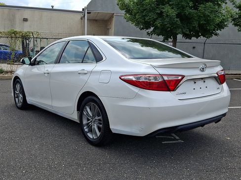 Used 2017 Toyota Camry SE w/ Moonroof Package FWD image 4