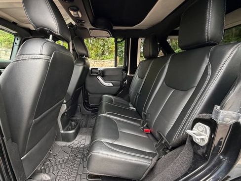 Used 2018 Jeep Wrangler Unlimited Sahara w/ Connectivity Group AWD/4WD image 35