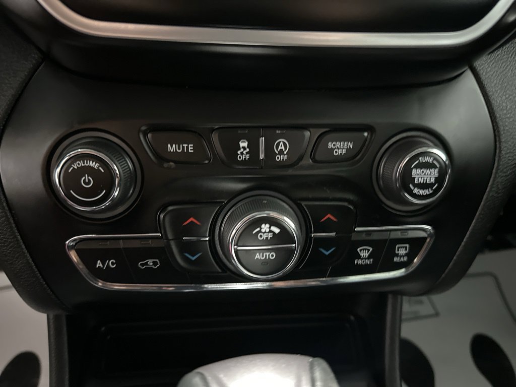 Used 2021 Jeep Cherokee Latitude Lux w/ Comfort/Convenience Group AWD/4WD image 19
