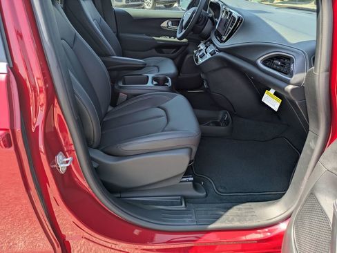 New 2026 Chrysler Pacifica Select image 34