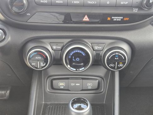 Used 2025 Hyundai Venue SEL FWD image 21
