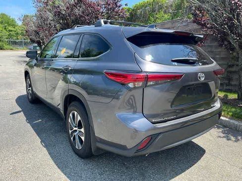 Used 2022 Toyota Highlander XLE AWD/4WD image 6