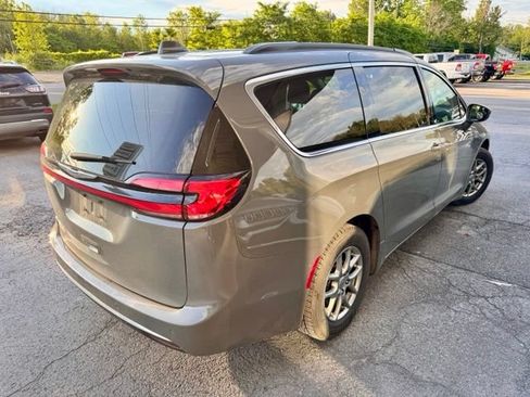 Used 2021 Chrysler Pacifica Touring w/ Cold Weather Group FWD image 5