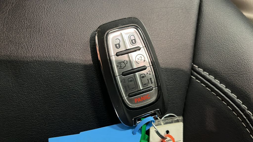 Used 2024 Chrysler Pacifica Touring-L FWD image 38