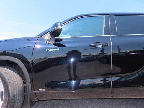 Used 2020 Toyota Highlander LE AWD/4WD image 29