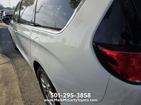 Used 2021 Chrysler Pacifica Touring FWD image 8
