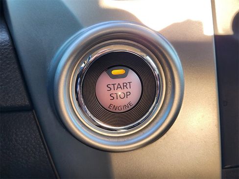 Used 2021 Nissan Titan SV w/ SV Convenience Package image 16