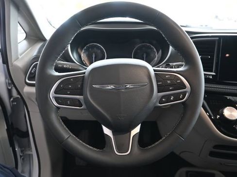 Used 2024 Chrysler Pacifica Touring-L image 14