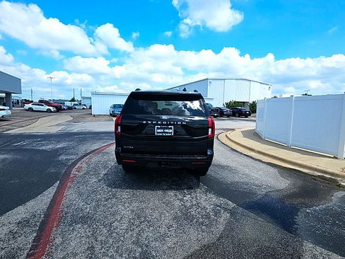 Used 2025 Ford Expedition Active AWD/4WD image 5
