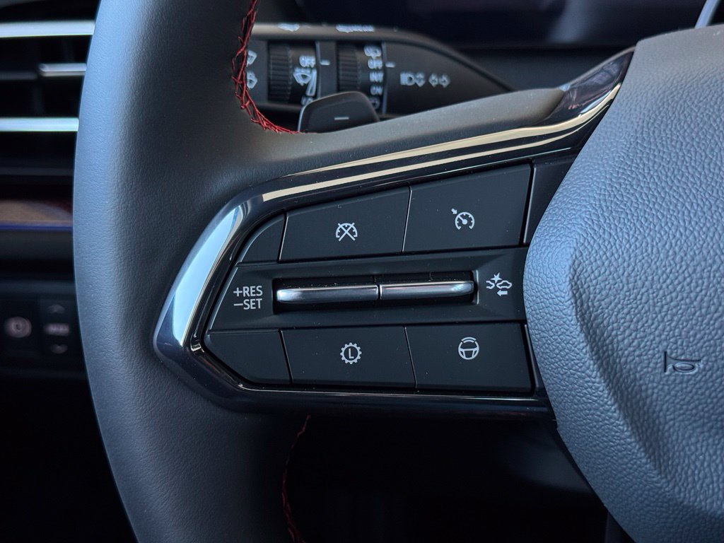 New 2027 Chevrolet Traverse RS w/ LPO, Floor Liner Package FWD image 30