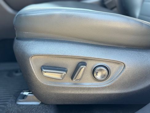 Used 2025 Toyota Highlander XLE image 9